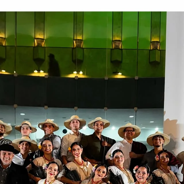 El elenco en escena con vestuario completo
