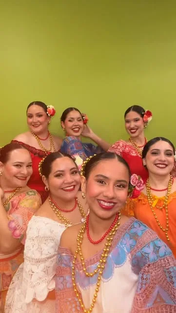 Bailarinas del elenco en traje típico