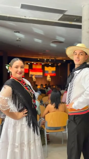 Pareja de baile en traje típico